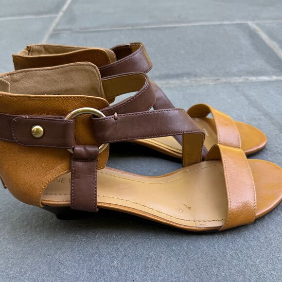 Nine West NW7HERANIA Neutral Womens Cross Buckle Strap Sandals LEATHER Size 8M - Picture 1 of 11